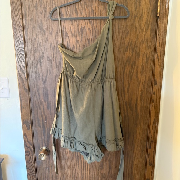 ✨NWT Olive Green One-Shoulder Romper - Picture 6 of 10